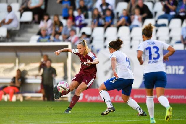 Lea Schüller (Lea Schueller, SGS, 24) schiesst aufs Tor, Fussball, Allianz Frauen-Bundesliga, SGS Essen - USV Jena,