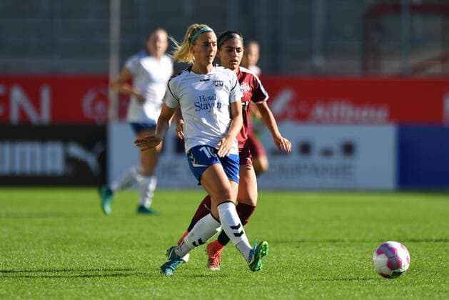 Amelia Filomena Pietrangelo (FF USV Jena) (10) spielt den Ball vor Manjou Sabrina Wilde (Manjou Wilde, SGS, 8), Fussball, Allianz Frauen-Bundesliga, SGS Essen - USV Jena,