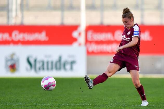 Linda Dallmann (SGS, 10) spielt einen tiefen PAss mit dem Aussenriss, Fussball, Allianz Frauen-Bundesliga, SGS Essen - USV Jena,
