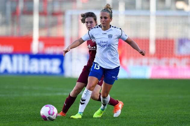 Karoline Heinze (FF USV Jena) (13) erwartet den Ball vor Jana Feldkamp (SGS, 4), Fussball, Allianz Frauen-Bundesliga, SGS Essen - USV Jena,