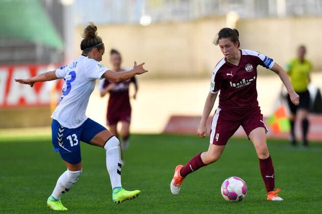 Zweikampf Karoline Heinze (FF USV Jena) (13) und Jana Feldkamp (SGS, 4) mit Ball, Fussball, Allianz Frauen-Bundesliga, SGS Essen - USV Jena,