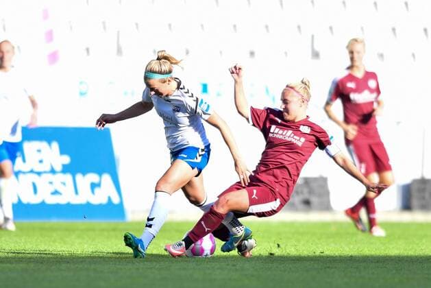 Amelia Filomenia Pietrangelo (FF USV Jena) (10) wird von Ina Lehmann (SGS, 21) gestoppt, Fussball, Allianz Frauen-Bundesliga, SGS Essen - USV Jena,