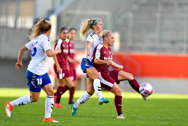 Amelia Filomenia Pietrangelo (FF USV Jena) (10) versucht Ina Lehmann (SGS, 21) zu stoppen, Fussball, Allianz Frauen-Bundesliga, SGS Essen - USV Jena,