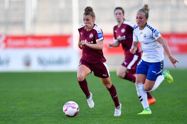 Linda Dallmann (SGS, 10) im Vorwärtslauf - J13 läuft hinterher, Fussball, Allianz Frauen-Bundesliga, SGS Essen - USV Jena,