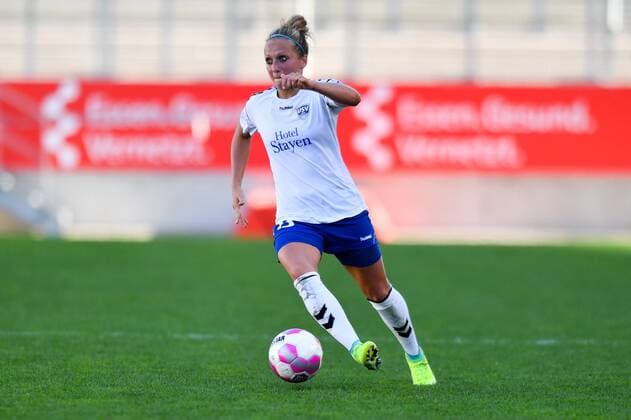 Karoline Heinze (FF USV Jena) (13) in Aktion, in Action Freisteller, Fussball, Allianz Frauen-Bundesliga, SGS Essen - USV Jena,