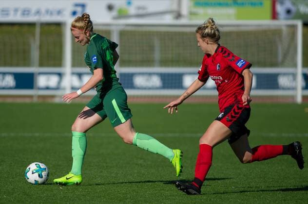 v.li.: Verena Volkmer (SV Werder Bremen, 16) im Laufduell, Zweikampf, Duell mit Carolin Simon (SC Freiburg, 30), Fussball, Allianz Frauen-Bundesliga, SC Freiburg - SV Werder Bremen,