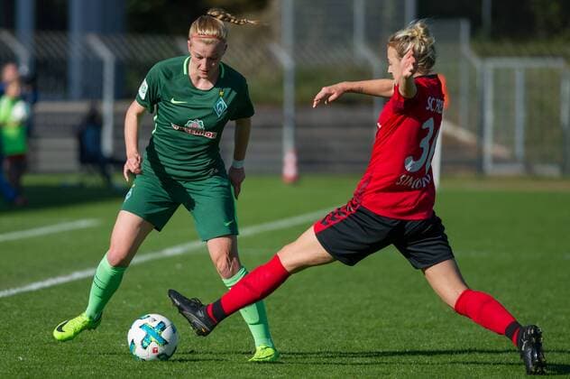 v.li.: Verena Volkmer (SV Werder Bremen, 16) im Zweikampf, Duell mit Carolin Simon (SC Freiburg, 30), Fussball, Allianz Frauen-Bundesliga, SC Freiburg - SV Werder Bremen,