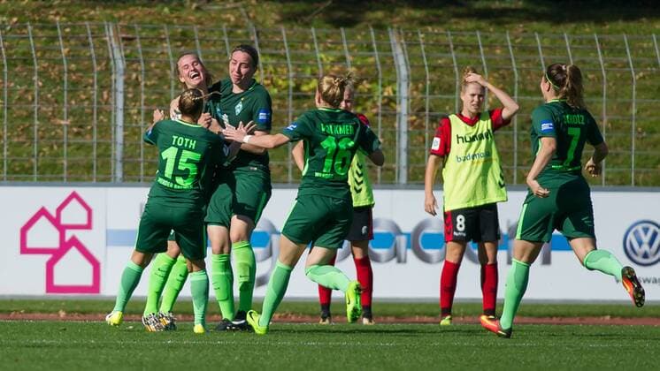 Die Spielerinnen des SV Werder Bremen mit Torjubel, Jubel, Freude über das Tor zum 1:1, Fussball, Allianz Frauen-Bundesliga, SC Freiburg - SV Werder Bremen,