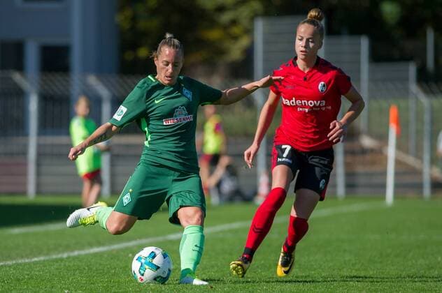 v.li.: Gabriella Toth (SV Werder Bremen, 15) im Zweikampf, Duell mit Giulia Gwinn (SC Freiburg, 7), Fussball, Allianz Frauen-Bundesliga, SC Freiburg - SV Werder Bremen,