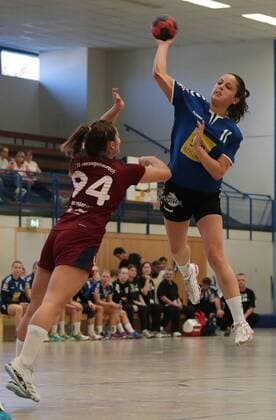 15.10.2017, Deutschland, TV Möglingen vs. TS Herzogenaurach (3. Handballliga Frauen), Saison 2017 2018: v.l. Lisa Neumann (TS), Denise Geier(TVM)