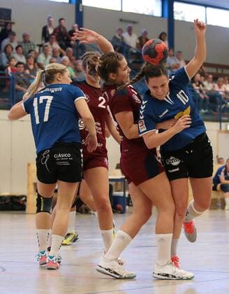 15.10.2017, Deutschland, TV Möglingen vs. TS Herzogenaurach (3. Handballliga Frauen), Saison 2017 2018: v.l. Lisa Neumann (TS), Annika Wagner(TVM)