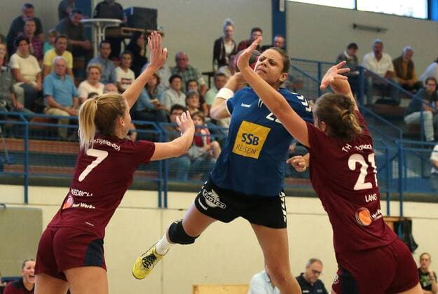 15.10.2017, Deutschland, TV Möglingen vs. TS Herzogenaurach (3. Handballliga Frauen), Saison 2017 2018: v.l. Laura Wedrich (TSH), Franziska Ramirez (TVM), Kristin Lang (TSH)