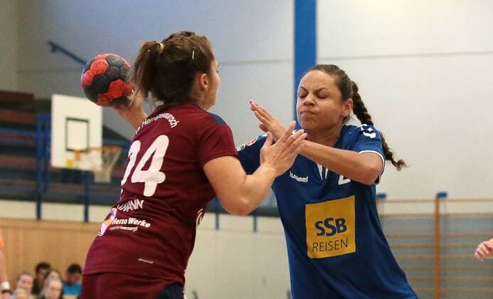 15.10.2017, Deutschland, TV Möglingen vs. TS Herzogenaurach (3. Handballliga Frauen), Saison 2017 2018: v.l. Laila Schneidereit (TSH), Franziska Ramirez (TVM)