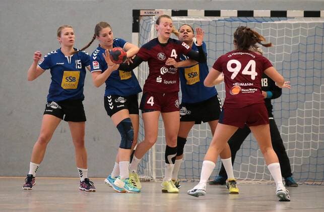 15.10.2017, Deutschland, TV Möglingen vs. TS Herzogenaurach (3. Handballliga Frauen), Saison 2017 2018: v.l. Franziska Fischer (TVM), Sarah Stephan (TSH)