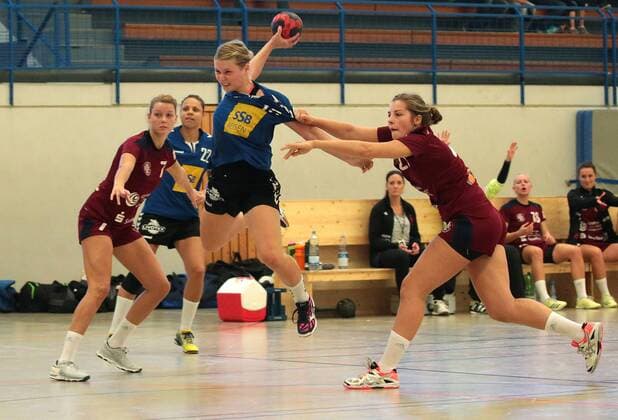 15.10.2017, Deutschland, TV Möglingen vs. TS Herzogenaurach (3. Handballliga Frauen), Saison 2017 2018: v.l. Laura Wedrich (TSH), Freya Stonawski (TVM), Lisa Neumann (TSH)