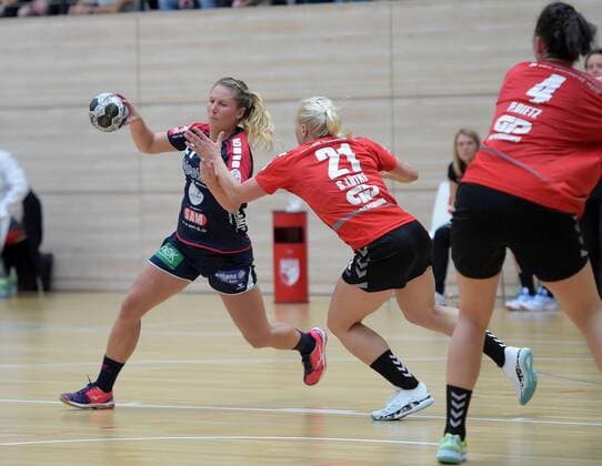 Saskia Putzke (Herrenberg 21) gegen Sophie Lütke (Halle 21) beim Spiel SV Union Halle-Neustadt vs SG H2Ku Herrenberg, Handball, 2.Liga, Frauen, 15.10.2017 Halle