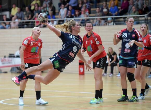 Saskia Putzke (Herrenberg 21) beim Spiel SV Union Halle-Neustadt vs SG H2Ku Herrenberg, Handball, 2.Liga, Frauen, 15.10.2017 Halle