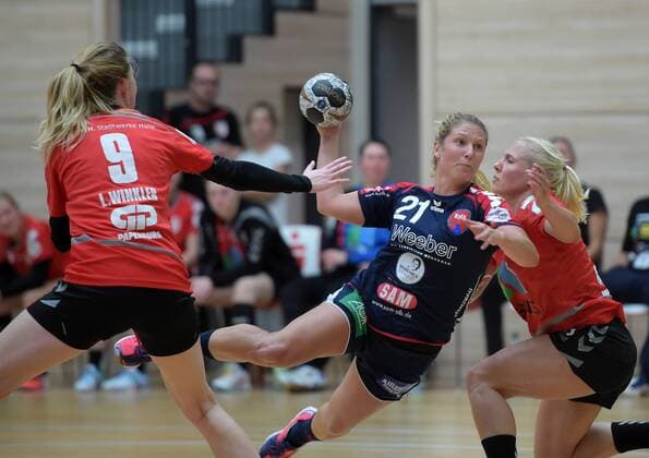 Saskia Putzke (Herrenberg 21) gegen Sophie Lütke (Halle 21) beim Spiel SV Union Halle-Neustadt vs SG H2Ku Herrenberg, Handball, 2.Liga, Frauen, 15.10.2017 Halle