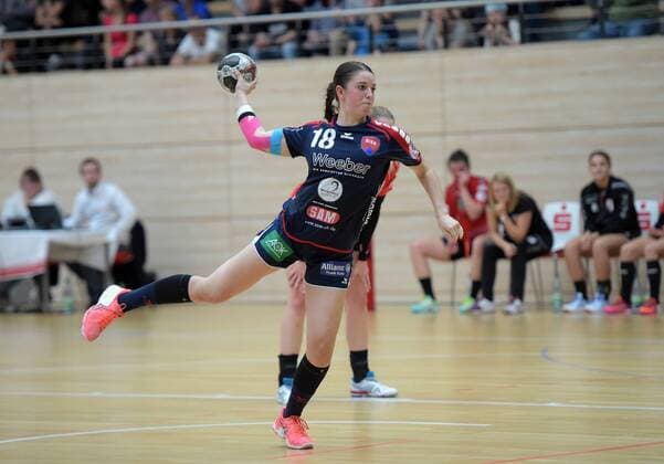 Lea Neubrandt (Herrenberg) beim Spiel SV Union Halle-Neustadt vs SG H2Ku Herrenberg, Handball, 2.Liga, Frauen, 15.10.2017 Halle