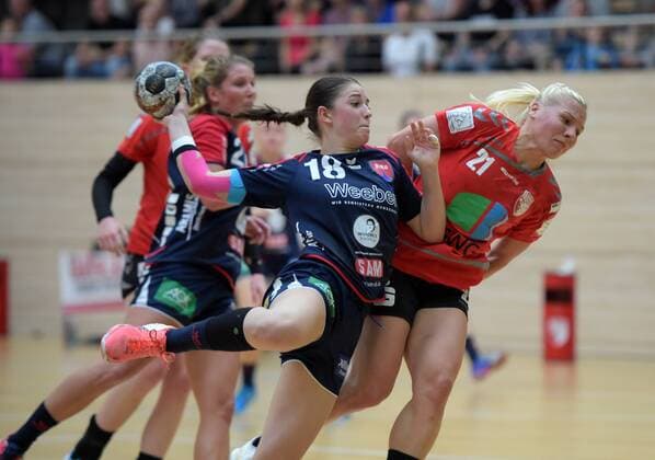 Lea Neubrander (Herrenberg 18) gegen Sophie Lütke (Halle 21) beim Spiel SV Union Halle-Neustadt vs SG H2Ku Herrenberg, Handball, 2.Liga, Frauen, 15.10.2017 Halle
