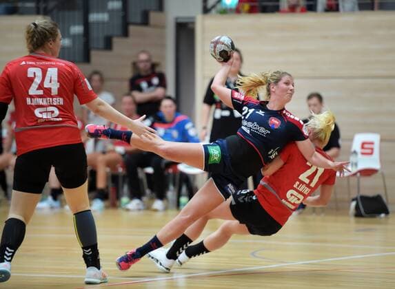 Saskia Putzke (Herrenberg 21) gegen Sophie Lütke (Halle 21) beim Spiel SV Union Halle-Neustadt vs SG H2Ku Herrenberg, Handball, 2.Liga, Frauen, 15.10.2017 Halle