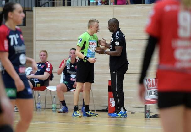 Ogujiuba Nwagbara (Trainer Herrenberg) diskutiert mit dem Schiedsrichter beim Spiel SV Union Halle-Neustadt vs SG H2Ku Herrenberg, Handball, 2.Liga, Frauen, 15.10.2017 Halle