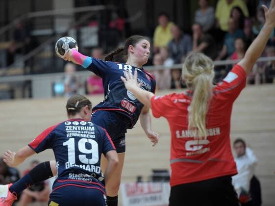 Lea Neubrander (Herrenberg 18) beim Spiel SV Union Halle-Neustadt vs SG H2Ku Herrenberg, Handball, 2.Liga, Frauen, 15.10.2017 Halle