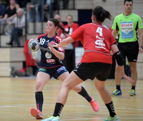 Lea Neubrander (Herrenberg) am Ball beim Spiel SV Union Halle-Neustadt vs SG H2Ku Herrenberg, Handball, 2.Liga, Frauen, 15.10.2017 Halle
