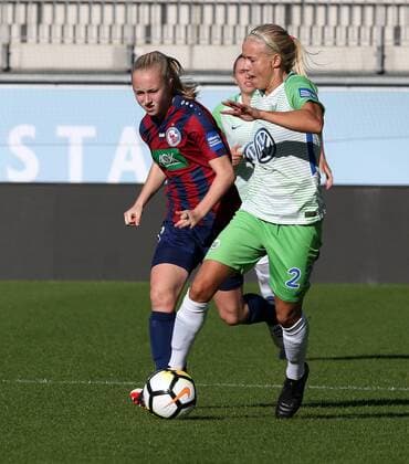 v.l. Caroline Siems (1. FFC Turbine Potsdam), Pernille Harder (VfL Wolfsburg)