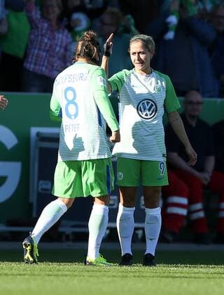 Torjubel Anna Blaesse (VfL Wolfsburg, 9), 8 Babett Peter (VfL Wolfsburg)