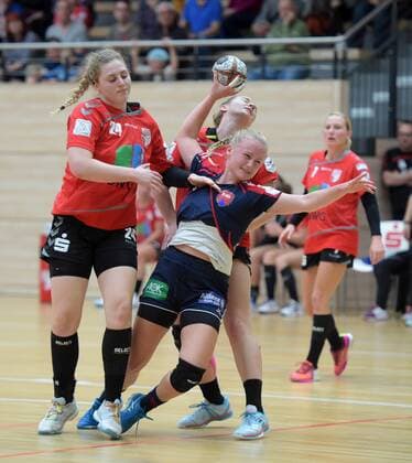Aylin Bok (Herrenberg) gegen Helena Mikkelsen (l.) und Nadine Smit (r.) beim Spiel SV Union Halle-Neustadt vs SG H2Ku Herrenberg, Handball, 2.Liga, Frauen, 15.10.2017 Halle Copyright: xModlax Eibner-Pressefotox EP_cma