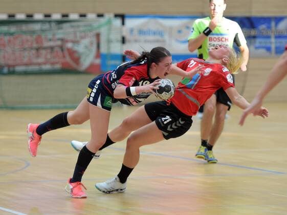 Lea Neubrander (Herrenberg 18) gegen Sophie Lütke Luetke (Halle) beim Spiel SV Union Halle-Neustadt vs SG H2Ku Herrenberg, Handball, 2.Liga, Frauen, 15.10.2017 Halle Copyright: xModlax Eibner-Pressefotox EP_cma