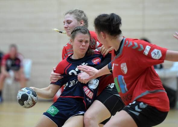 Marie-Christine Beddies (Herrenberg 22) gegen Helena Mikkelsen (Halle 24) und Pia Frederike Dietz (Halle 4) beim Spiel SV Union Halle-Neustadt vs SG H2Ku Herrenberg, Handball, 2.Liga, Frauen, 15.10.2017 Halle Copyright: xModlax Eibner-Pressefotox EP_cma
