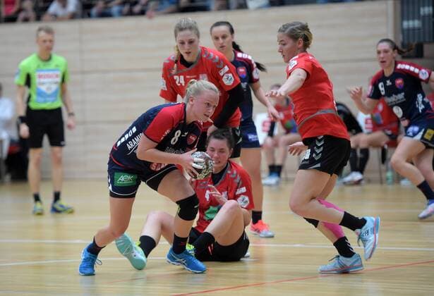 Aylin Bok (Herrenberg 8) am Ball beim Spiel SV Union Halle-Neustadt vs SG H2Ku Herrenberg, Handball, 2.Liga, Frauen, 15.10.2017 Halle Copyright: xModlax Eibner-Pressefotox EP_cma