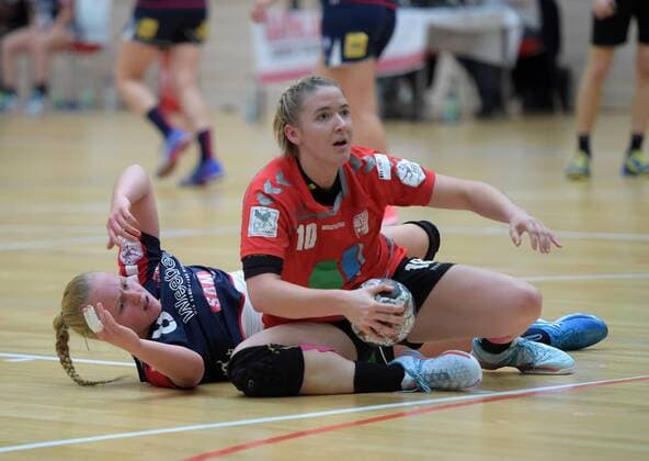 Aylin Bok (Herrenberg 8) und Nadine Smit (Halle 10) beim Spiel SV Union Halle-Neustadt vs SG H2Ku Herrenberg, Handball, 2.Liga, Frauen, 15.10.2017 Halle Copyright: xModlax Eibner-Pressefotox EP_cma