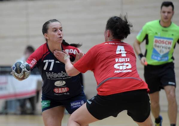 Carolin Tuc (Herrenberg 77) gegen Pia Frederike Dietz (Halle 4) beim Spiel SV Union Halle-Neustadt vs SG H2Ku Herrenberg, Handball, 2.Liga, Frauen, 15.10.2017 Halle Copyright: xModlax Eibner-Pressefotox EP_cma