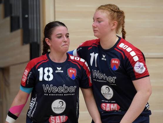 Lea Neubrander (l.) und Kerstin Foth (r., beide Herrenberg) nach dem Spiel SV Union Halle-Neustadt vs SG H2Ku Herrenberg, Handball, 2.Liga, Frauen, 15.10.2017 Halle Copyright: xModlax Eibner-Pressefotox EP_cma
