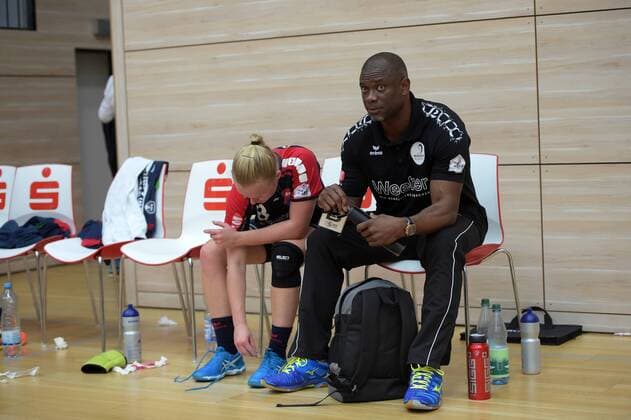 Aylin Bok (Herrenberg) und Trainer Ogujiuba Nwagbara nach dem Spiel SV Union Halle-Neustadt vs SG H2Ku Herrenberg, Handball, 2.Liga, Frauen, 15.10.2017 Halle Copyright: xModlax Eibner-Pressefotox EP_cma