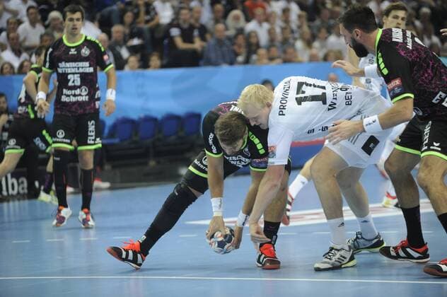 Tobias Karlsson (SG Flensburg-Handewitt) gegen Patrick Wiencek (THW Kiel). THW Kiel vs SG Flensburg-Handewitt, Handball, EHF-Champions-League, Gruppenphase, 15.10.17 Kiel Schleswig-Holstein Germany Sparkassen-Arena Copyright: xAgentur54Gradx xJoergxLuehnx