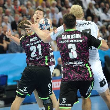 Christian Dissinger (THW Kiel) zu Patrick Wiencek (THW Kiel). THW Kiel vs SG Flensburg-Handewitt, Handball, EHF-Champions-League, Gruppenphase, 15.10.17 Kiel Schleswig-Holstein Germany Sparkassen-Arena Copyright: xAgentur54Gradx xJoergxLuehnx