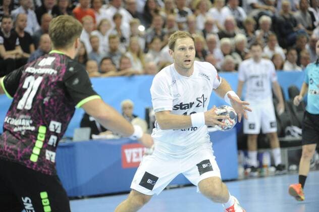 Steffen Weinhold (THW Kiel) vor Tobias Karlsson (SG Flensburg-Handewitt). THW Kiel vs SG Flensburg-Handewitt, Handball, EHF-Champions-League, Gruppenphase, 15.10.17 Kiel Schleswig-Holstein Germany Sparkassen-Arena Copyright: xAgentur54Gradx xJoergxLuehnx