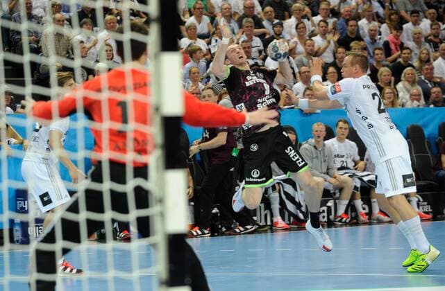 Foul von Christian Zeitz (THW Kiel) gegen Holger Glandorf (SG Flensburg-Handewitt). THW Kiel vs SG Flensburg-Handewitt, Handball, EHF-Champions-League, Gruppenphase, 15.10.17 Kiel Schleswig-Holstein Germany Sparkassen-Arena Copyright: xAgentur54Gradx xJoergxLuehnx