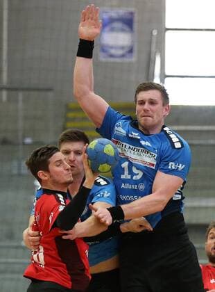 Bietigheim, Handball 2. Bundesliga SG BBM Bietigheim vs. HSG Nordhorn-Lingen:v.l. Felix König (BBM), Toon Leenders (HSG), Luca de Boer (HSG)