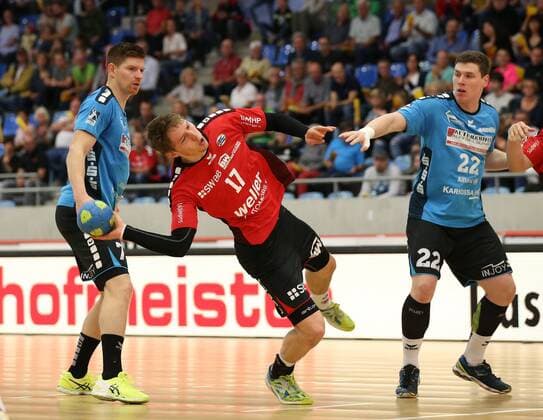 Bietigheim, Handball 2. Bundesliga SG BBM Bietigheim vs. HSG Nordhorn-Lingen:v.l. Toon Leenders (HSG), Gerdas Babarskas (BBM), Philipp Vorlicek (HSG)