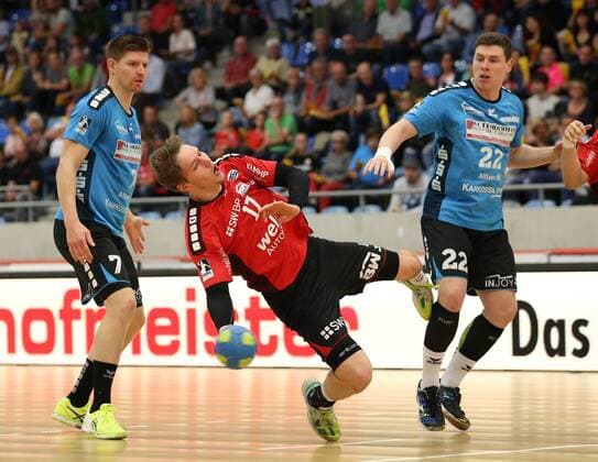 Bietigheim, Handball 2. Bundesliga SG BBM Bietigheim vs. HSG Nordhorn-Lingen:v.l. Toon Leenders (HSG), Gerdas Babarskas (BBM), Philipp Vorlicek (HSG)
