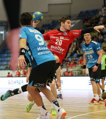 Bietigheim, Handball 2. Bundesliga SG BBM Bietigheim vs. HSG Nordhorn-Lingen:v.l. Pavel Mickal (Nordhorn),Felix König (BBM)