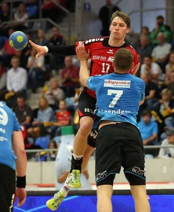 Bietigheim, Handball 2. Bundesliga SG BBM Bietigheim vs. HSG Nordhorn-Lingen:v.l.Gerdas Babarskas (BBM), Toon Leenders (Nordhorn)