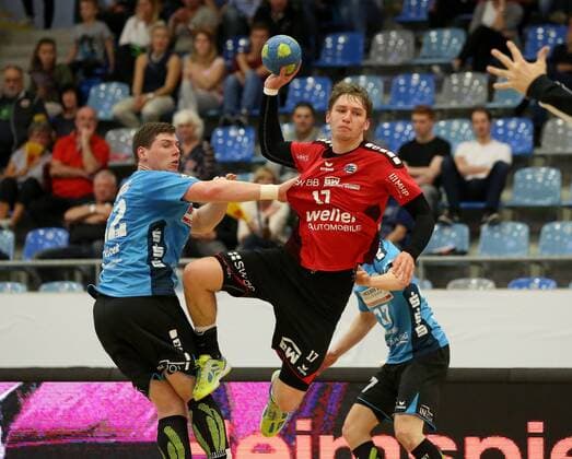 Bietigheim, Handball 2. Bundesliga SG BBM Bietigheim vs. HSG Nordhorn-Lingen:v.l. Philipp Vorlicek (HSG), Gerdas Babarskas (BBM), Alec Smit (HSG)
