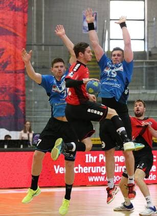 Bietigheim, Handball 2. Bundesliga SG BBM Bietigheim vs. HSG Nordhorn-Lingen:v.l. Felix König (BBM), Toon Leenders (HSG), Luca de Boer (HSG)