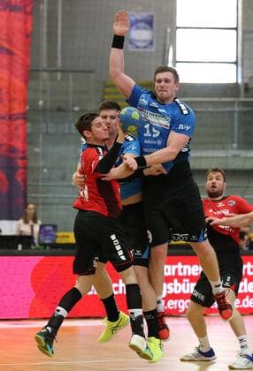Bietigheim, Handball 2. Bundesliga SG BBM Bietigheim vs. HSG Nordhorn-Lingen:v.l. Felix König (BBM), Toon Leenders (HSG), Luca de Boer (HSG)
